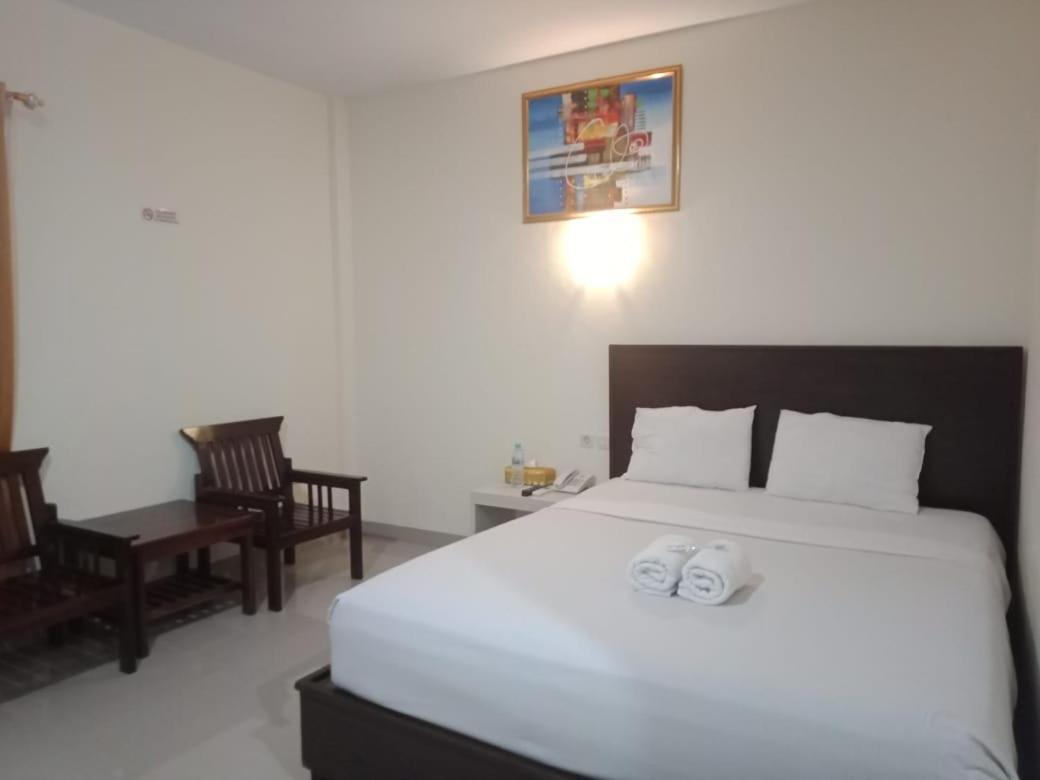 Hotel Meganita Mamuju ภายนอก รูปภาพ