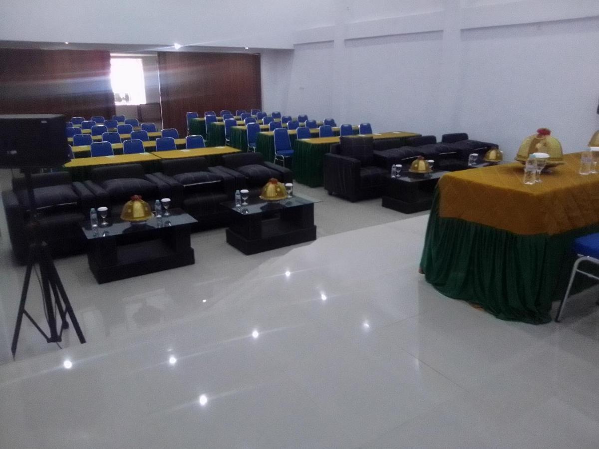 Hotel Meganita Mamuju ภายนอก รูปภาพ