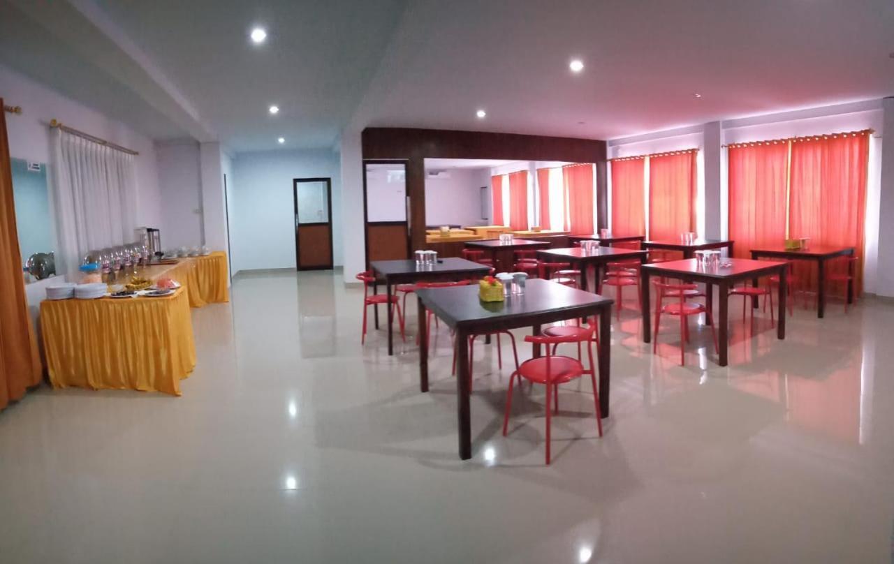 Hotel Meganita Mamuju ภายนอก รูปภาพ