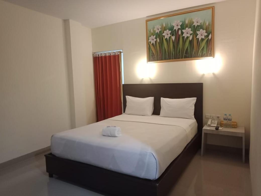 Hotel Meganita Mamuju ภายนอก รูปภาพ